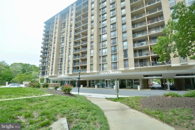 4600 S Four Mile Run Dr in Arlington, VA - Foto de edificio - Building Photo