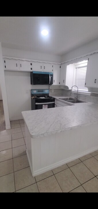 549 NW Renfro St in Burleson, TX - Building Photo