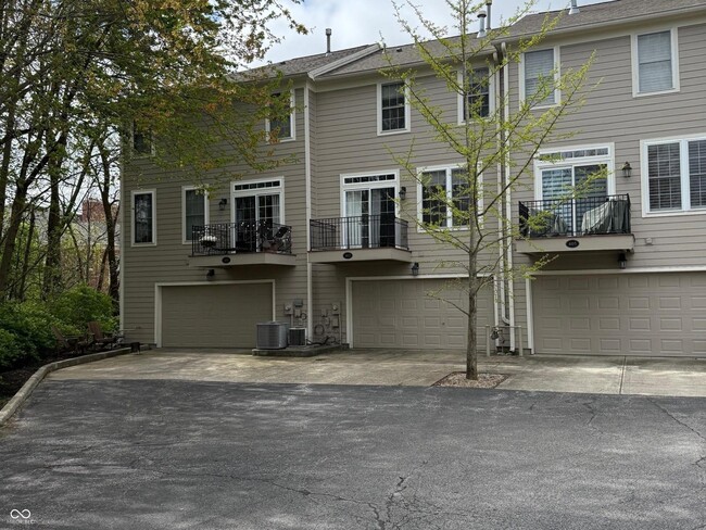 403 Autumn Dr in Carmel, IN - Foto de edificio - Building Photo