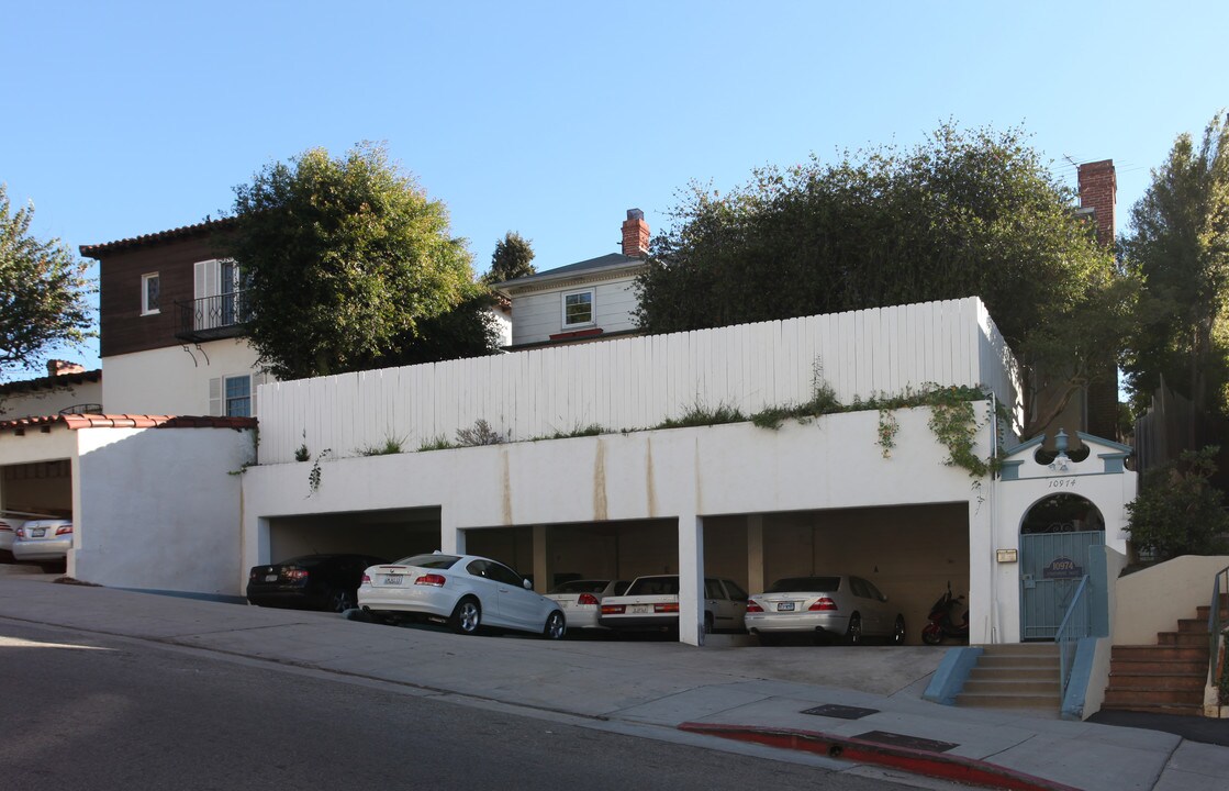 10974 Strathmore Dr in Los Angeles, CA - Building Photo