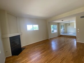 7020 Lennox Ave, Unit 7 in Van Nuys, CA - Foto de edificio - Building Photo