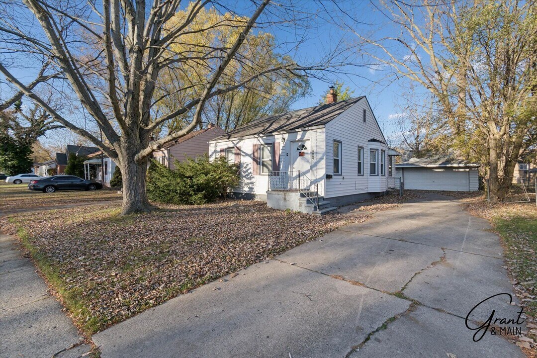 18997 Kingsville St in Harper Woods, MI - Building Photo