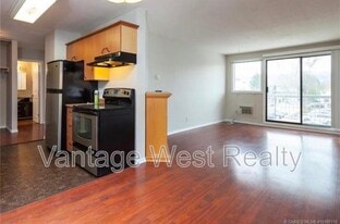 625-625 Rowcliffe Ave in Kelowna, BC - Building Photo