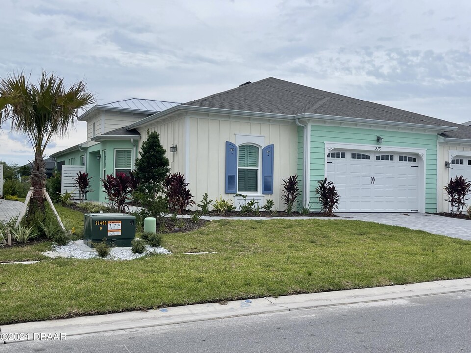 213 Gypsy Palace Ln in Daytona Beach, FL - Foto de edificio