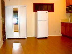 635 Charles St, Unit 2 in Santa Rosa, CA - Building Photo - Building Photo