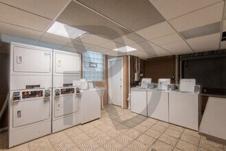 515 W Melrose St, Unit #511-401 in Chicago, IL - Building Photo - Building Photo