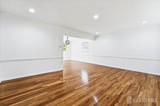 35 Brooktree Rd in East Windsor, NJ - Foto de edificio - Building Photo