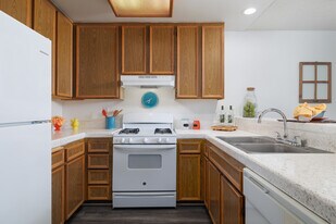 Summer Breeze Apartments in Temecula, CA - Building Photo