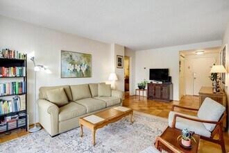 118 Monroe St, Unit 304 in Rockville, MD - Foto de edificio - Building Photo