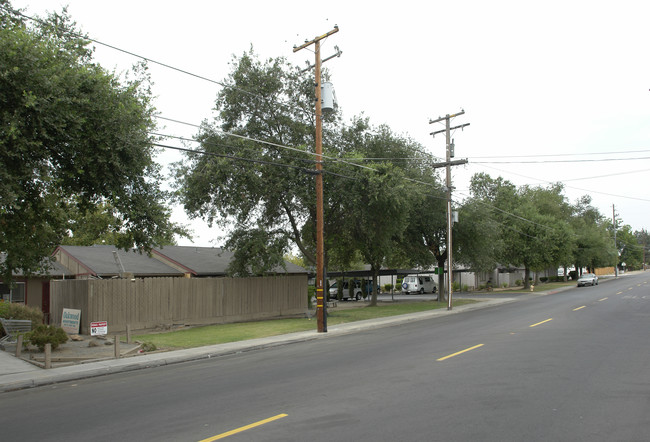 Oakwood Apartments in Reedley, CA - Building Photo - Building Photo