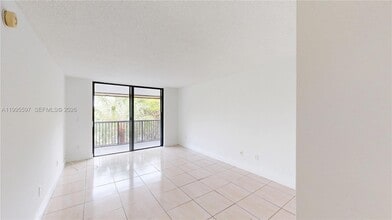 14201 N Kendall Dr in Miami, FL - Building Photo - Building Photo