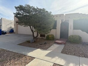 2828 Monument Dr NW in Albuquerque, NM - Building Photo - Building Photo