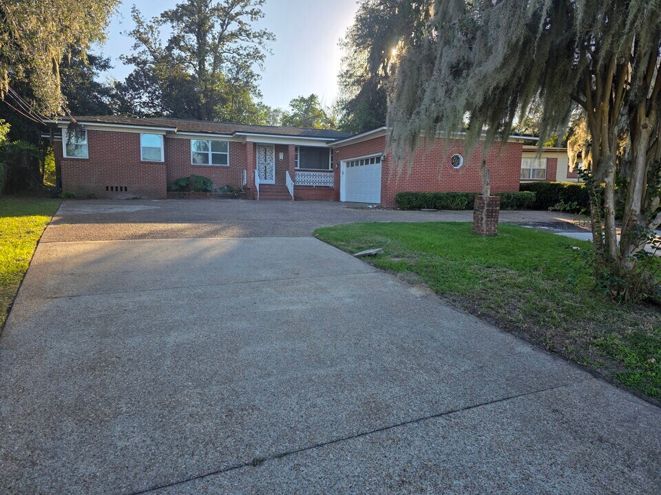 2232 Ribault Scenic Dr in Jacksonville, FL - Building Photo