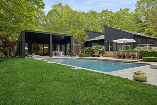 5 Tanager Ln in Water Mill, NY - Building Photo