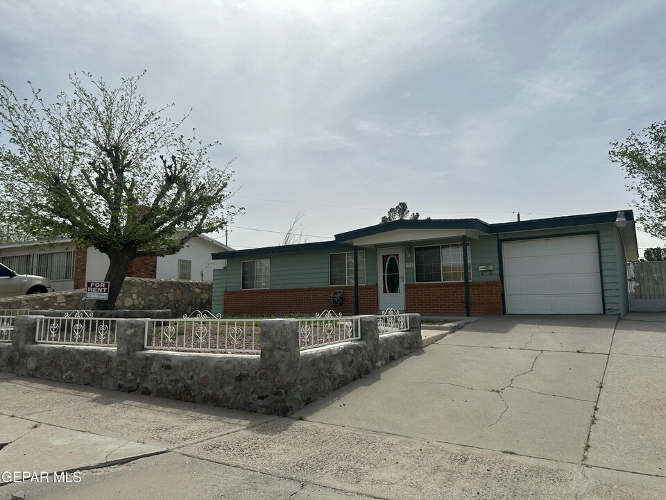 308 Monica Ct in El Paso, TX - Building Photo