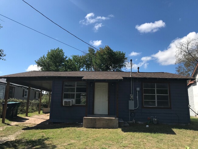 717 Brown St in Brenham, TX - Foto de edificio - Building Photo