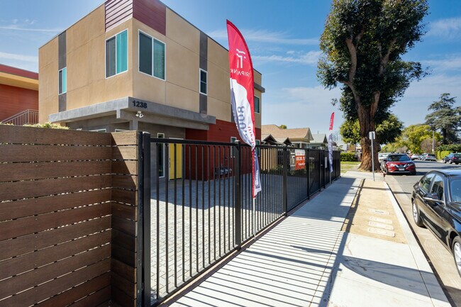 1236-1238 W 37th Plz in Los Angeles, CA - Building Photo - Building Photo