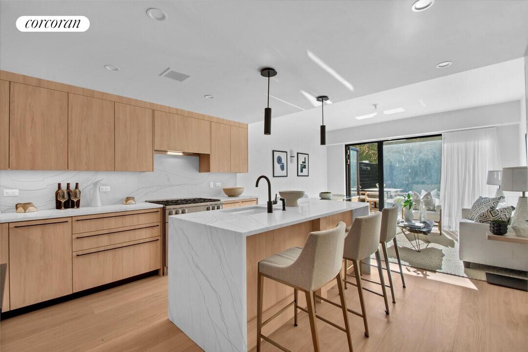 24 Huntington St in Brooklyn, NY - Building Photo