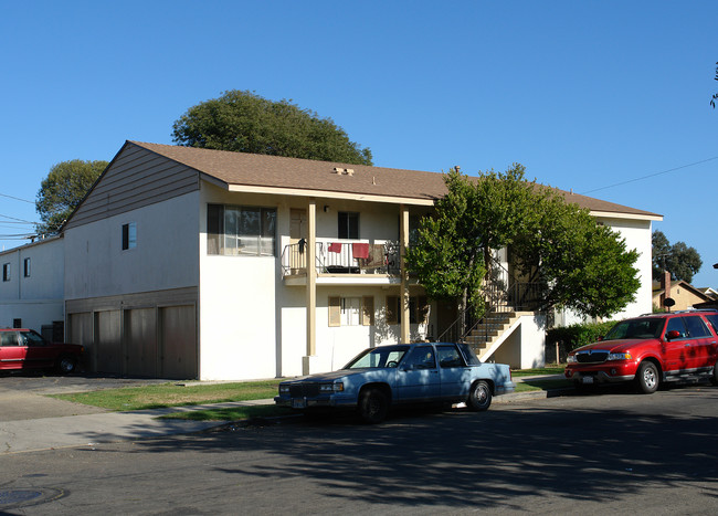 241 Clara St in Oxnard, CA - Foto de edificio - Building Photo