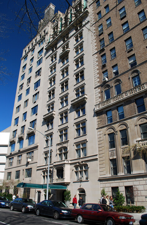 1067 5th Ave in New York, NY - Building Photo