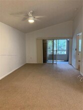 2811 N Oakland Forest Dr, Unit 303 in Oakland Park, FL - Foto de edificio - Building Photo