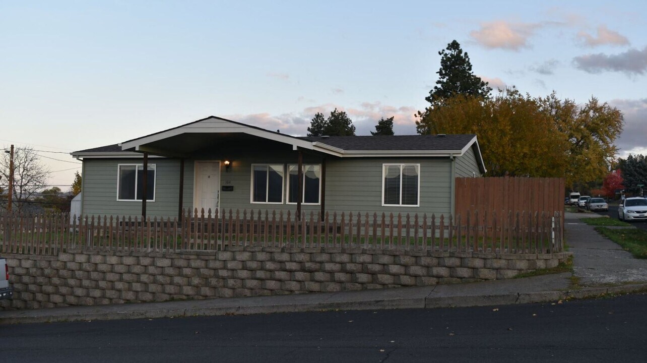 1414 Garrison St in The Dalles, OR - Building Photo