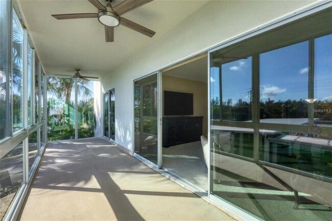 2100 Benjamin Franklin Dr in Sarasota, FL - Building Photo - Building Photo