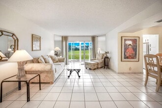 3951 Via Poinciana in Greenacres, FL - Building Photo - Building Photo