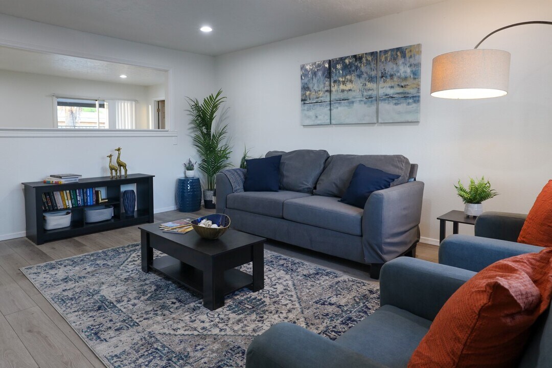 328 E Dunbar Dr in Tempe, AZ - Building Photo
