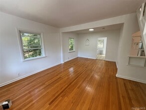 19 Cotswold Dr in Centerport, NY - Building Photo - Building Photo