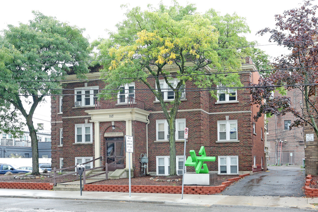 Demrick in Royal Oak, MI - Foto de edificio