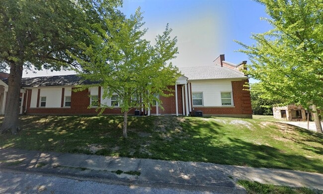 303 W Sloan St in Harrisburg, IL - Building Photo - Building Photo