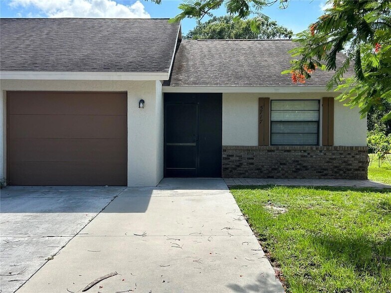 5717 Deer Hollow Trail in Sarasota, FL - Building Photo