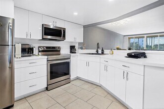 1750 NE 191st St in North Miami Beach, FL - Foto de edificio - Building Photo