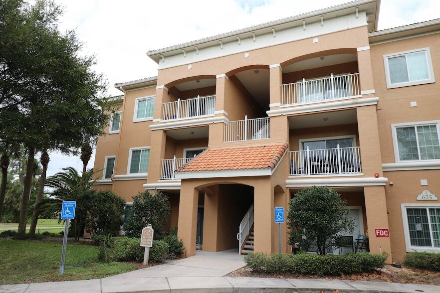 625 Fairway Dr, Unit 302 in St. Augustine, FL - Foto de edificio