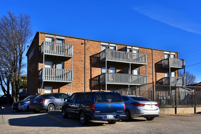 Meridian Place Apartments in Oklahoma City, OK - Foto de edificio - Building Photo