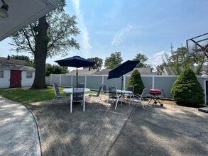 84 N Vivyen St in Bergenfield, NJ - Building Photo - Building Photo