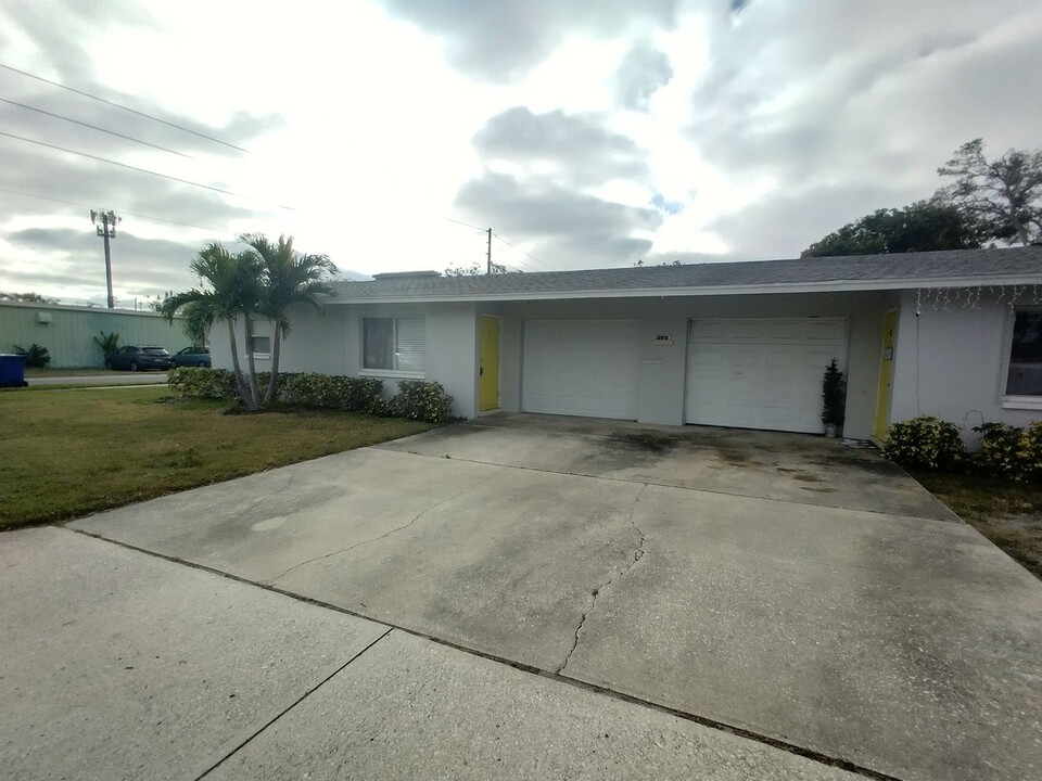 1141 San Christopher Dr in Dunedin, FL - Foto de edificio