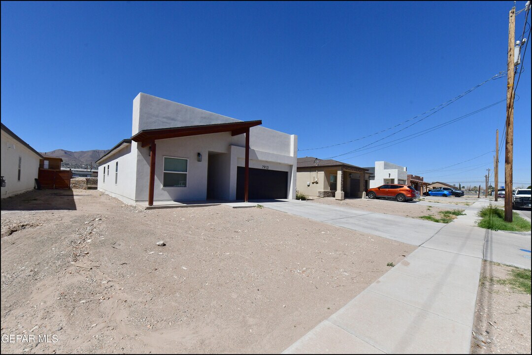 7913 Mitzie Ram Pl in El Paso, TX - Building Photo