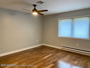 48 Western Reach in Red Bank, NJ - Building Photo - Building Photo