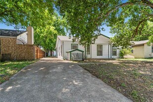 2221 Varsity Dr in Grand Prairie, TX - Building Photo