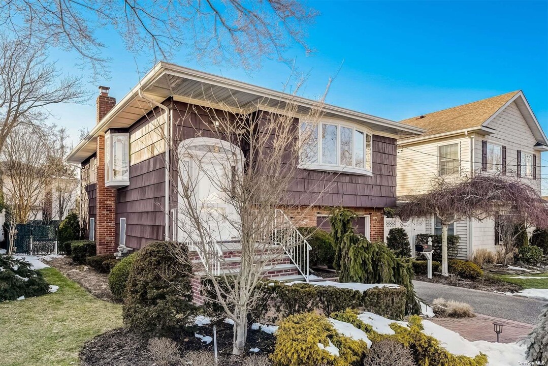 193 E Shore Dr in Massapequa, NY - Building Photo