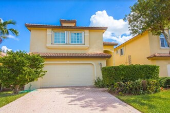 5249 NW 112th Ct in Doral, FL - Foto de edificio - Building Photo