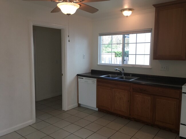 1066 Camino Coronado in Rohnert Park, CA - Building Photo - Building Photo