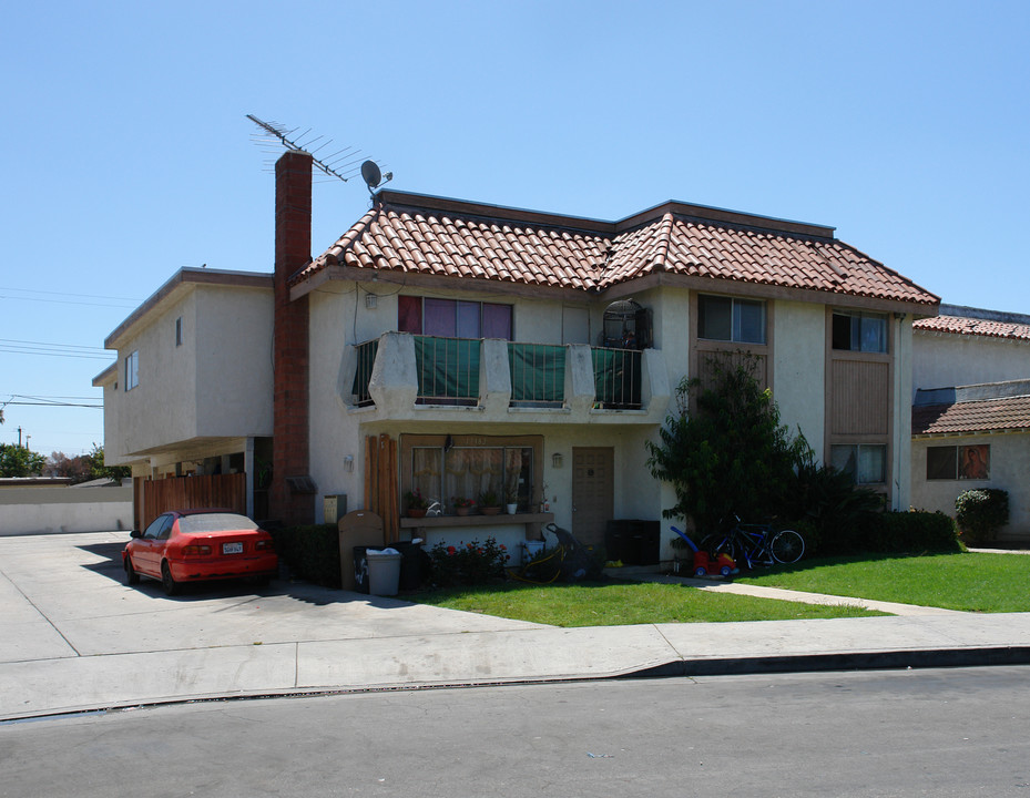 17382 Dairyview Cor in Huntington Beach, CA - Foto de edificio