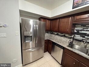 8001 Greenspring Way in Owings Mills, MD - Foto de edificio - Building Photo