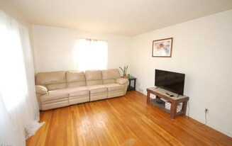 407 Old Shay Ln, Unit DOWN in Youngstown, OH - Building Photo