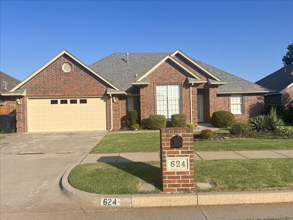 624 Vickery Ave in Yukon, OK - Building Photo