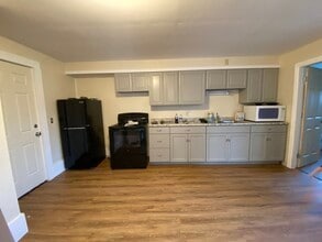 187 Main St, Unit Apt B1 in West Paris, ME - Building Photo - Building Photo