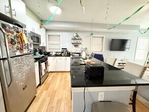 203 W 3rd St, Unit 1T in Boston, MA - Foto de edificio - Building Photo